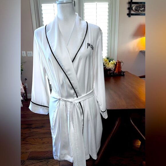 Kate Spade Satin Bridal Robe White Black Trim “Mrs.” Embroidered Belted M - Picture 8 of 10